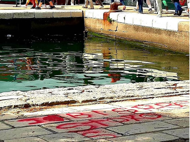 УВРЕДЉИВИ ГРАФИТИ У ЦРНОЈ ГОРИ: Исписали Срби стоко на улици (ФОТО)